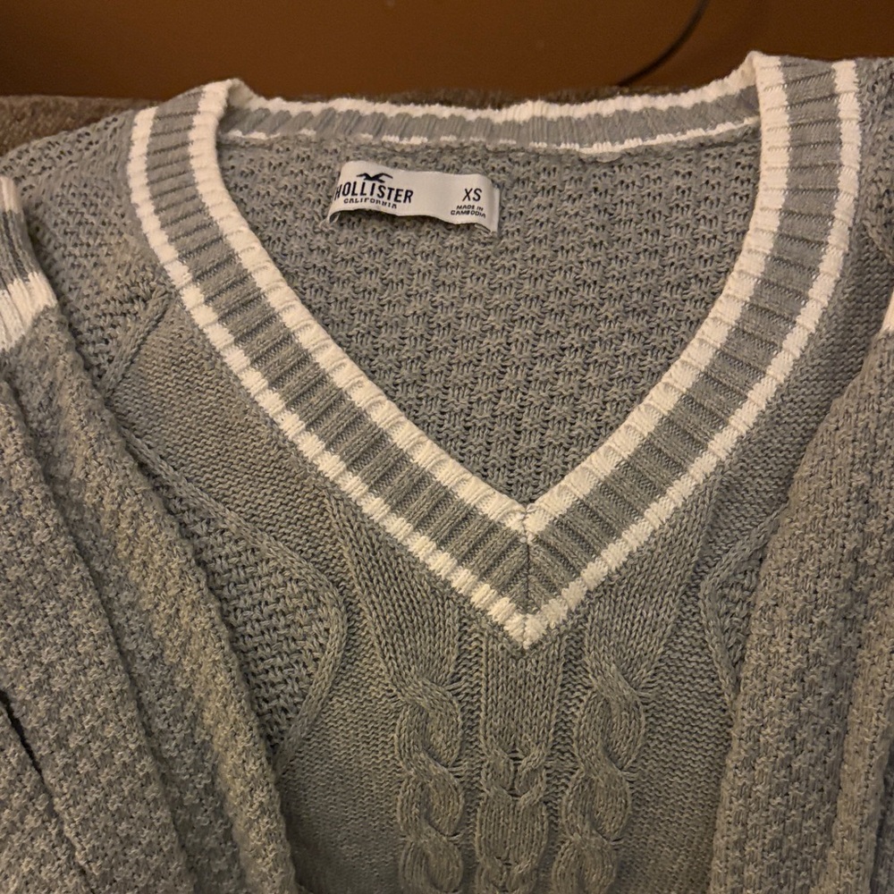 Hollister woman’s Light Gray V-Neck Sweater
Gently washed and never worn